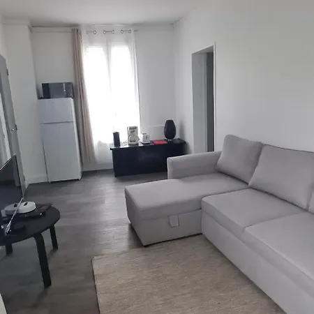 Appartement Pantin Апартаменты *